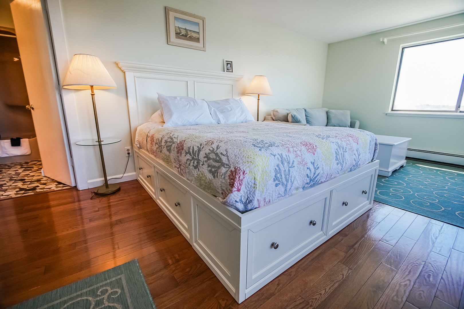 A quaint bedroom at VRI's Neptune House Resort in Rhode Island.